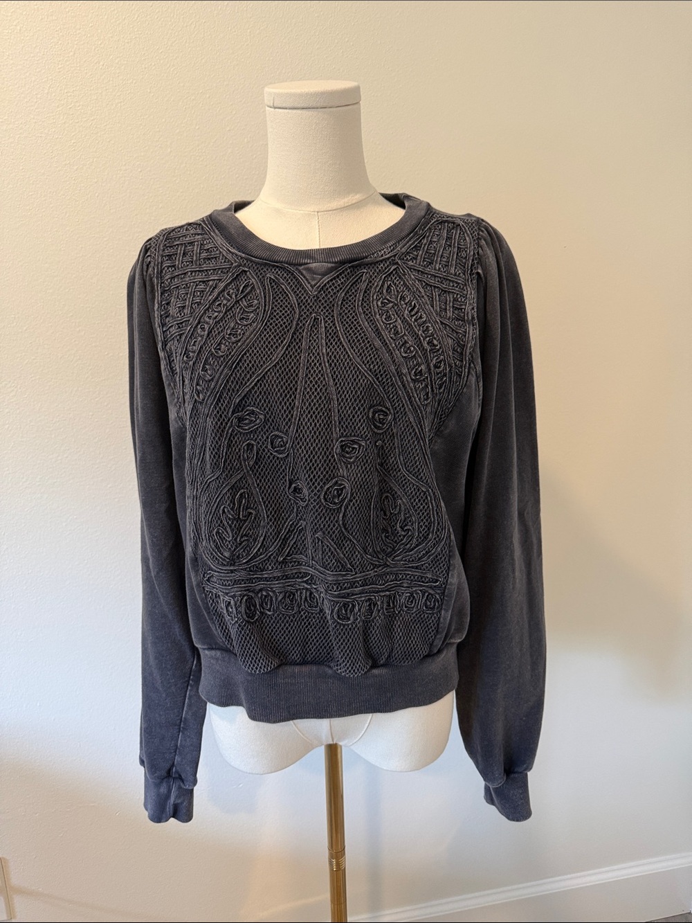 Pilcro Anthropologie Embroidered Sweatshirt Medium Blue Gray Puff Sleeve Top
